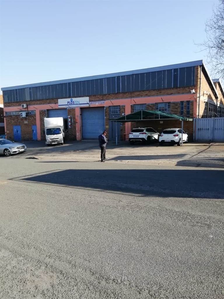 3089  m² Industrial space in Reuven photo number 1