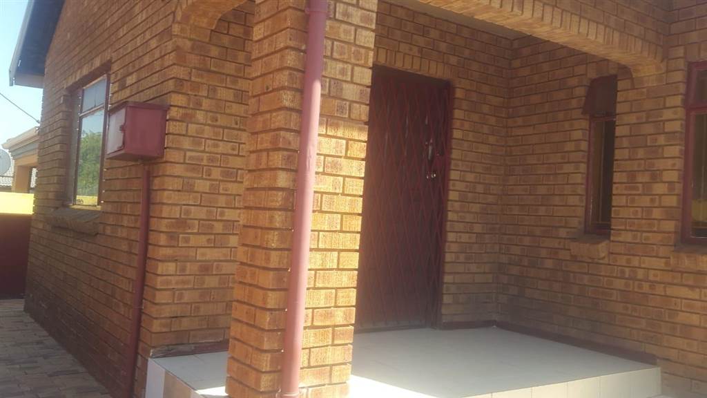 3 Bed House in Mamelodi East photo number 2