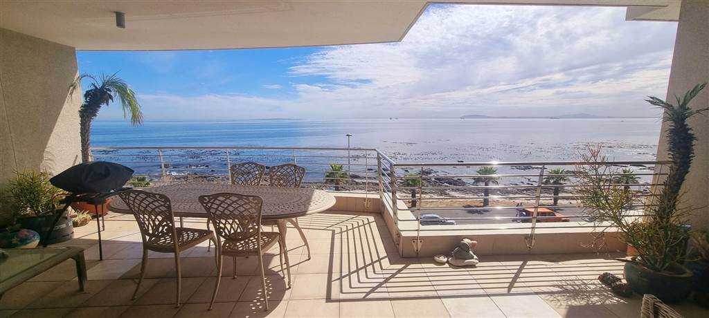 3 Bed Apartment in Mouille Point photo number 1