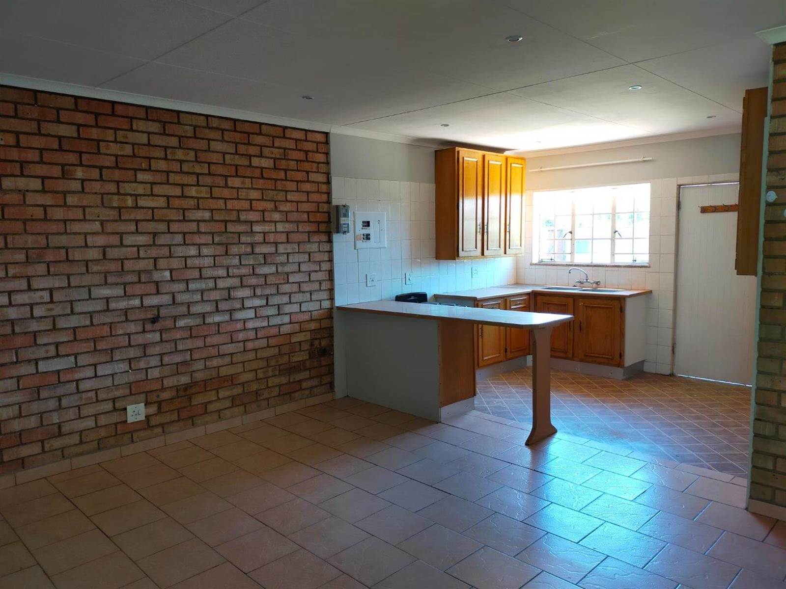 6 Bed Townhouse in Randfontein Central photo number 9