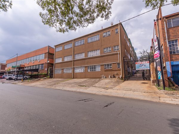 2210  m² Commercial space