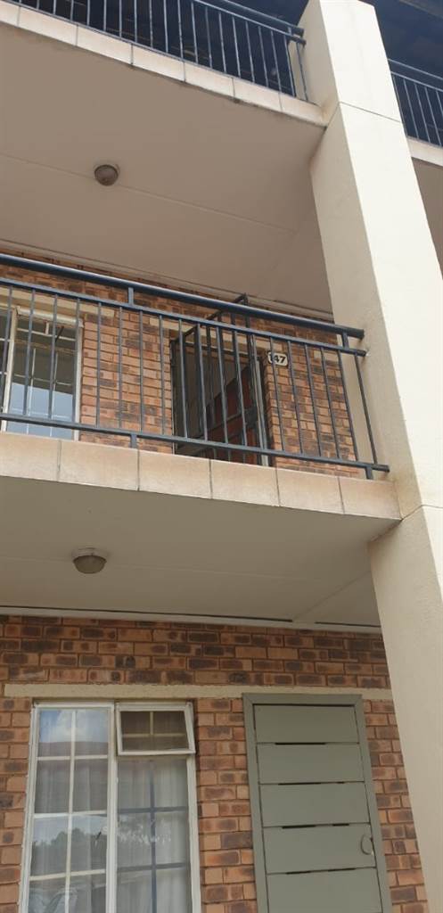 2 Bed Apartment in Boksburg South photo number 17