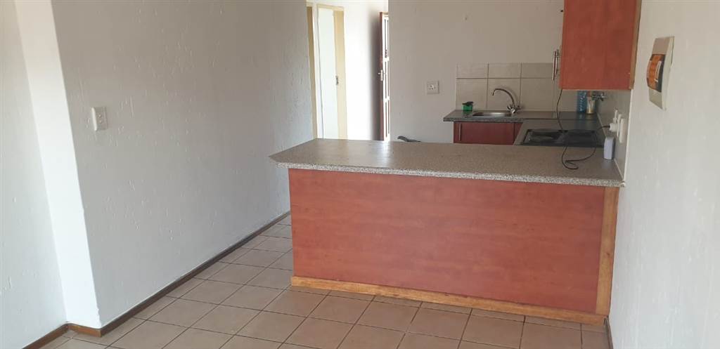 2 Bed Apartment in Boksburg South photo number 6
