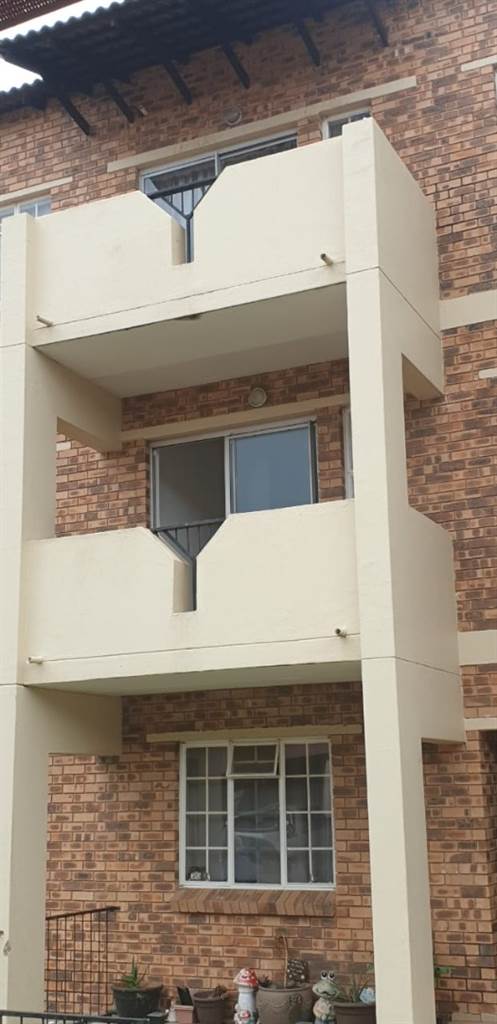 2 Bed Apartment in Boksburg South photo number 18