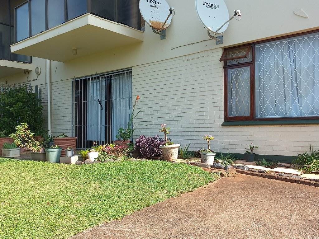 2 Bed Apartment in Umtentweni photo number 1