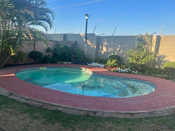 4 Bed Townhouse in Waterkloof