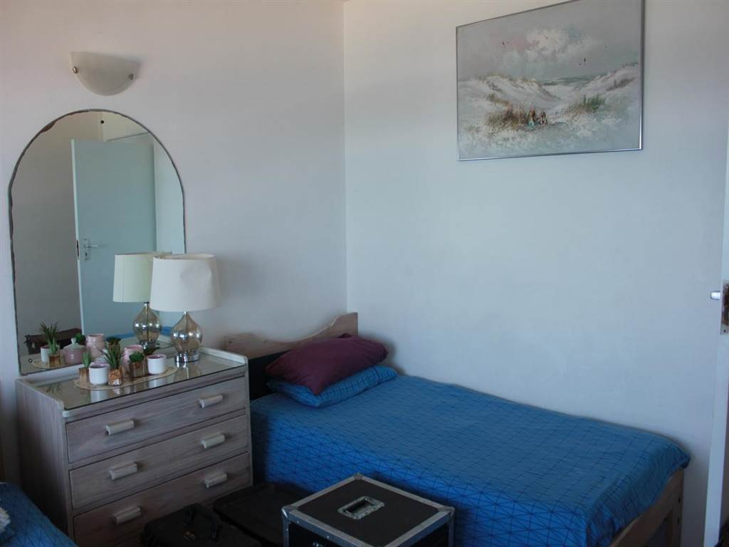2 Bed Apartment in Amanzimtoti photo number 12