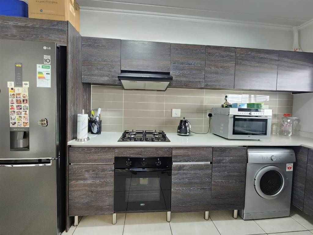 3 Bed Apartment in Bryanston photo number 10