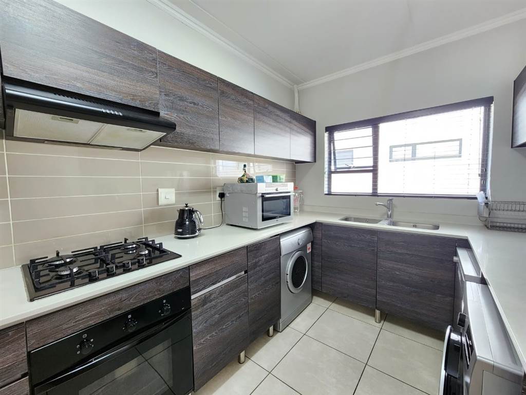 3 Bed Apartment in Bryanston photo number 9