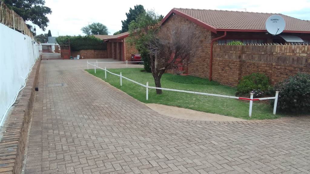 2 Bed Townhouse in Witpoortjie photo number 14