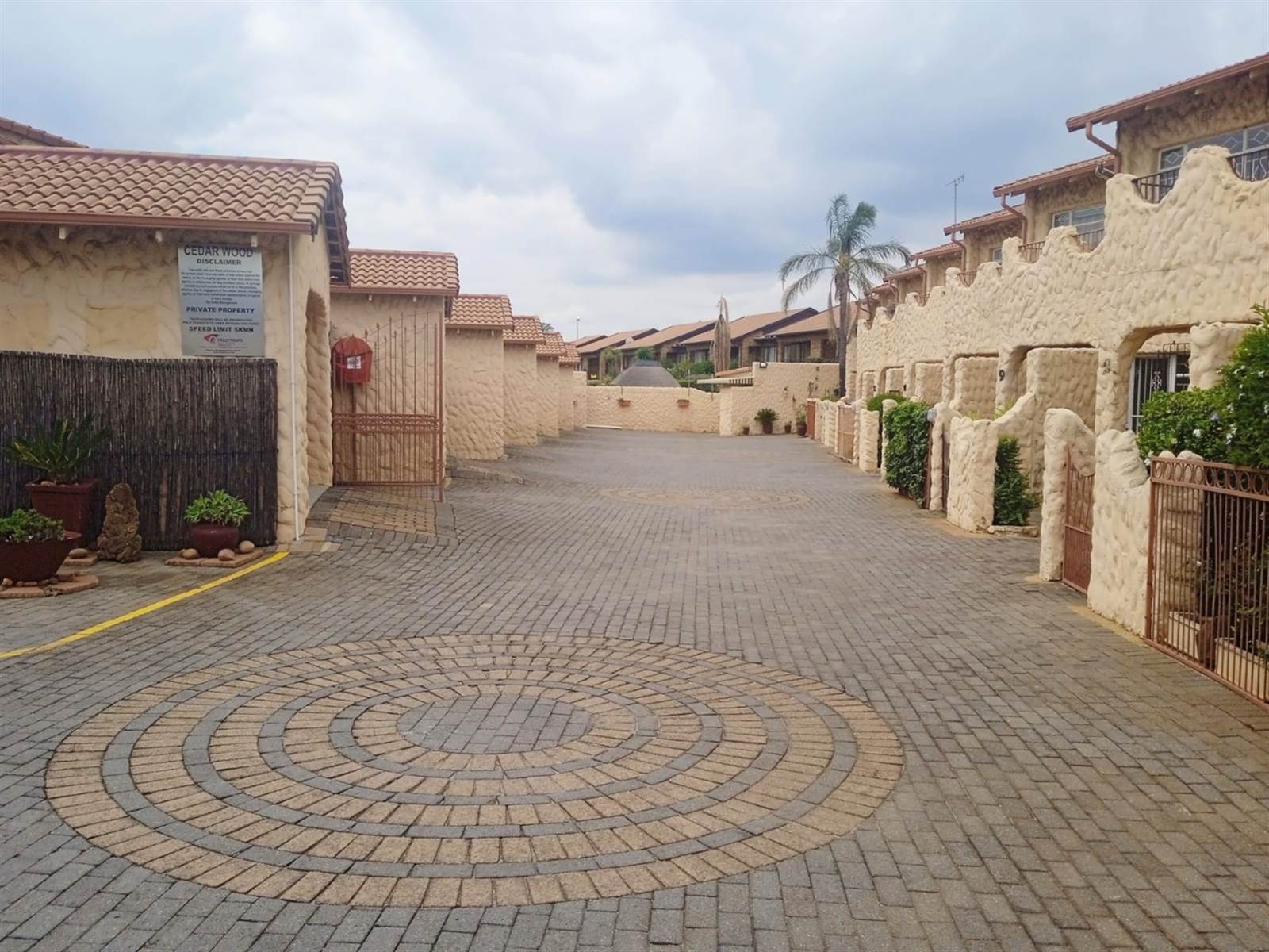3 Bed Townhouse in Ontdekkers Park photo number 5