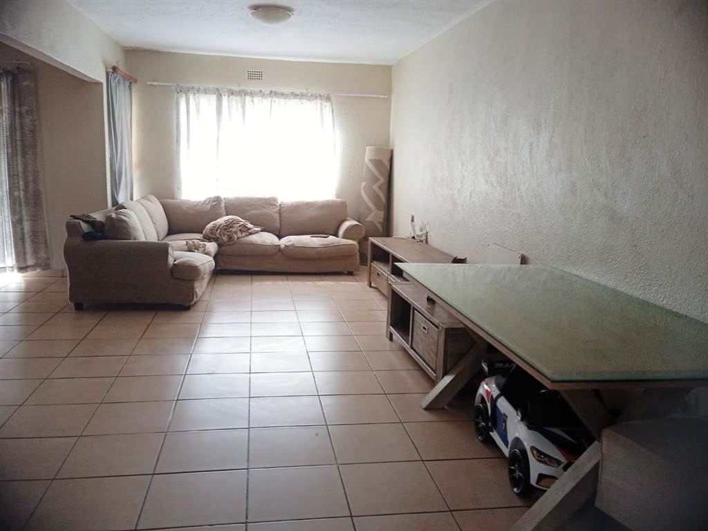 3 Bed Townhouse in Ontdekkers Park photo number 9