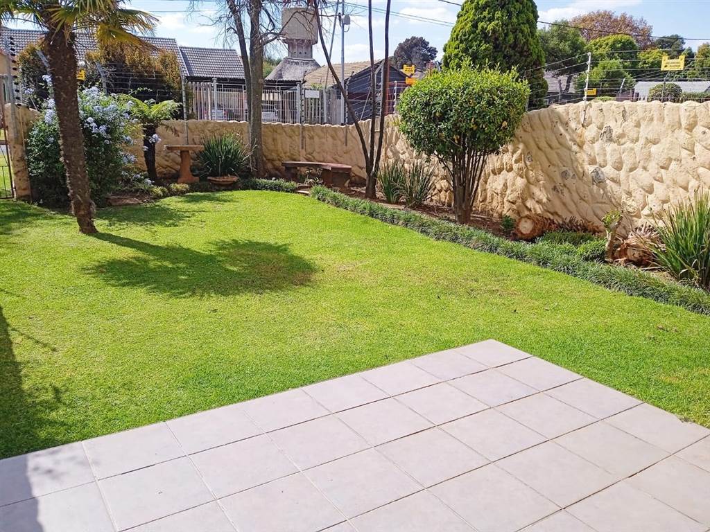 3 Bed Townhouse in Ontdekkers Park photo number 13