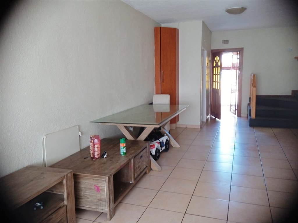 3 Bed Townhouse in Ontdekkers Park photo number 6