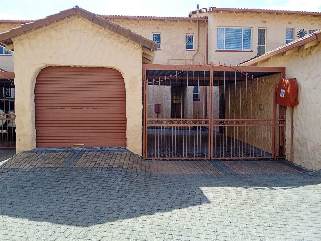 3 Bed Townhouse in Ontdekkers Park photo number 1