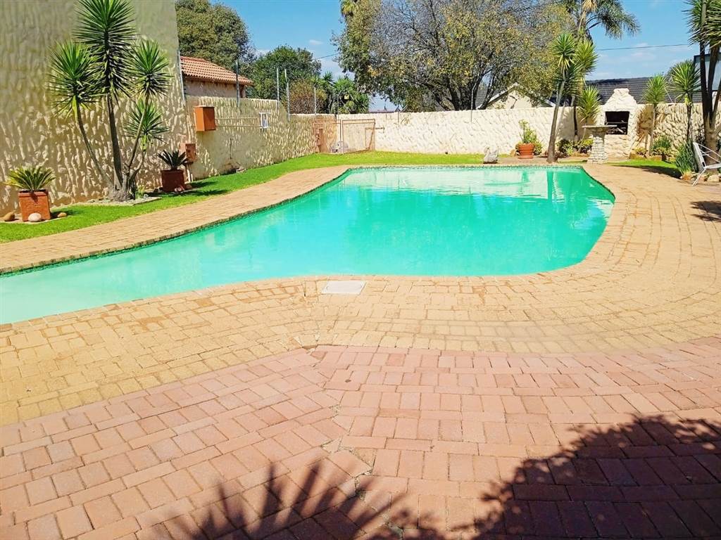 3 Bed Townhouse in Ontdekkers Park photo number 20