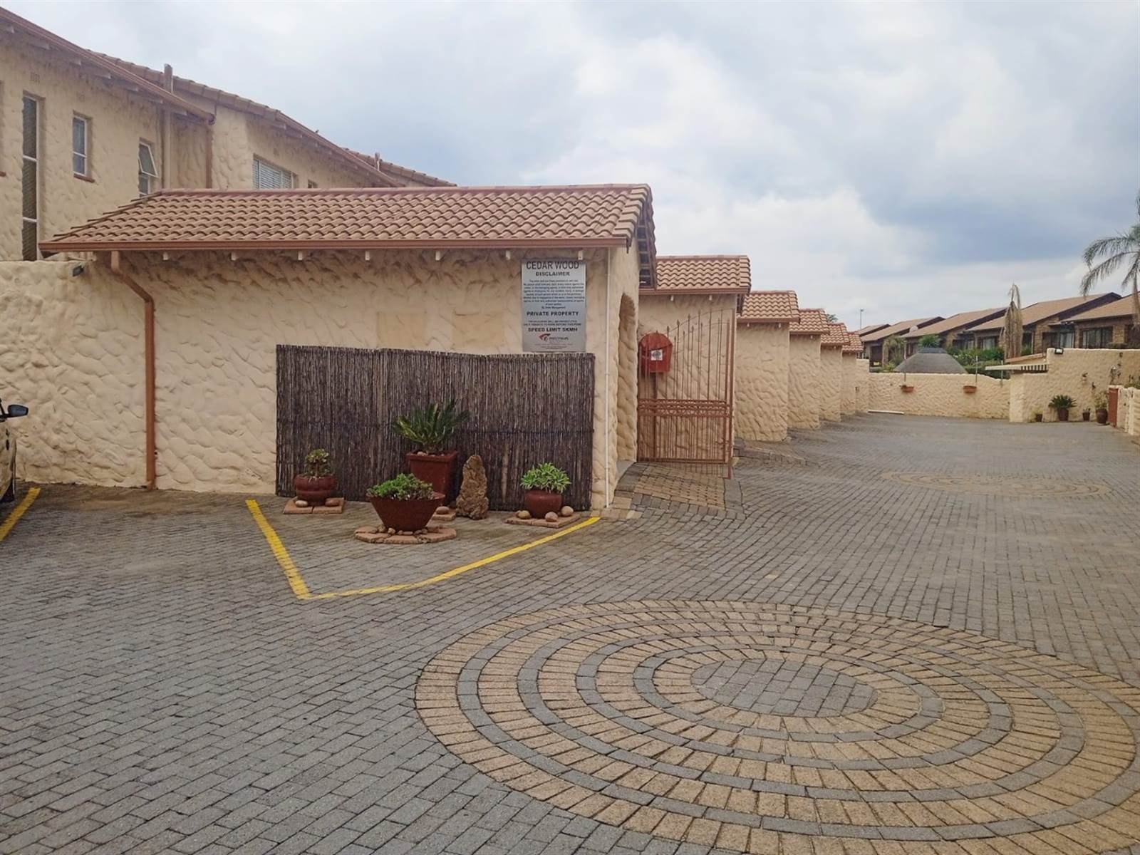 3 Bed Townhouse in Ontdekkers Park photo number 3