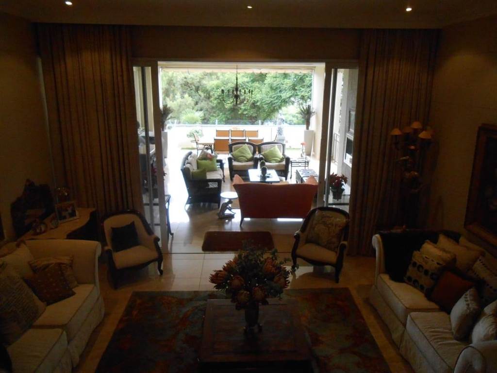 5 Bed House in Waterkloof Park photo number 8