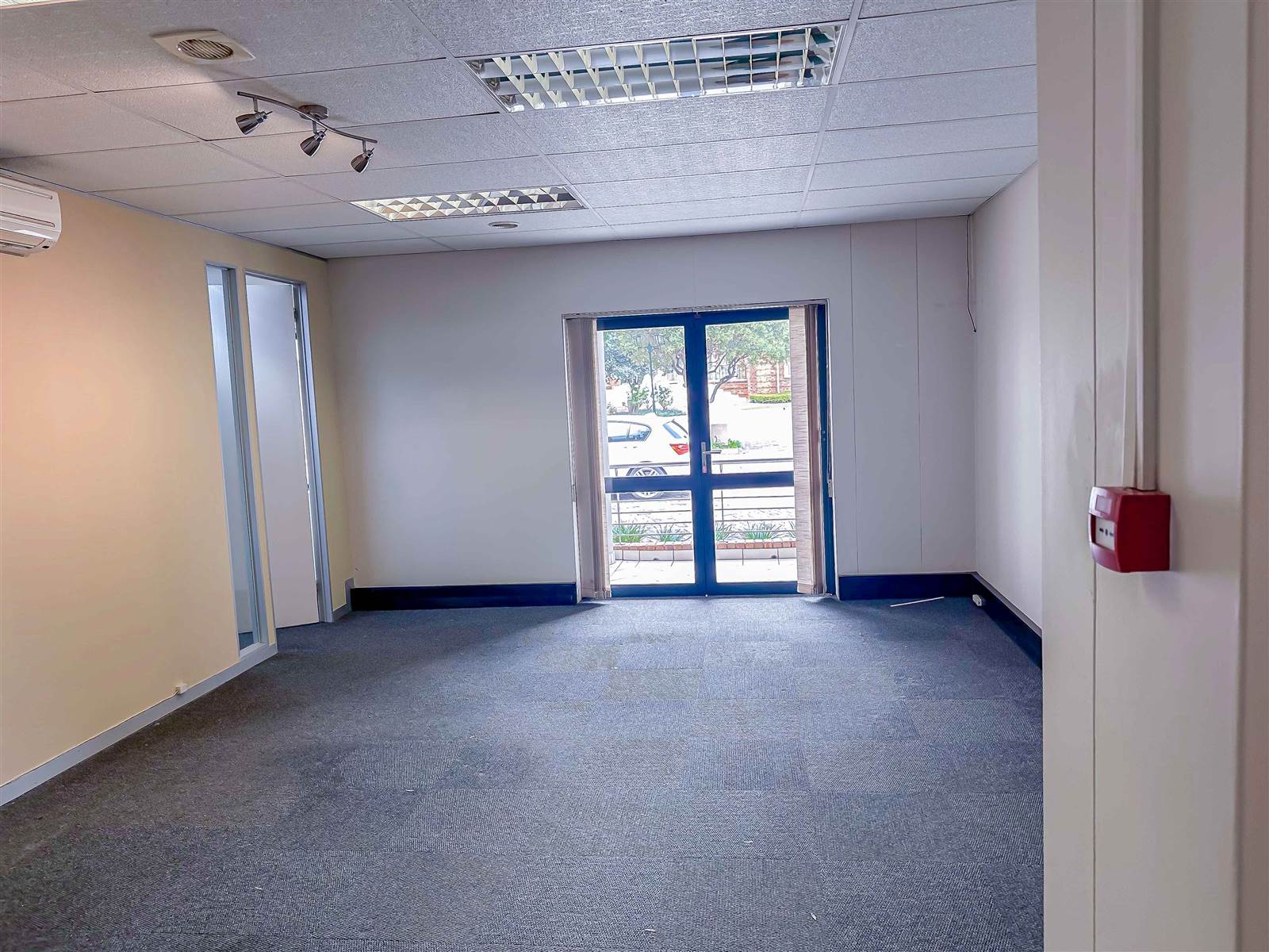245  m² Commercial space in Bryanston photo number 2