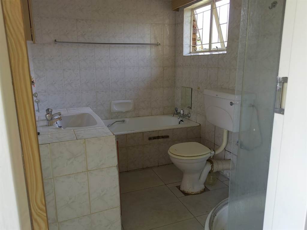 4 Bed House in Booysens photo number 21