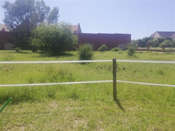 809 m² Land available in Meerhof