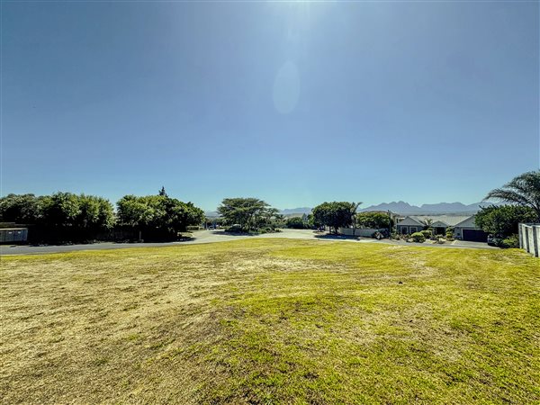 1 272 m² Land