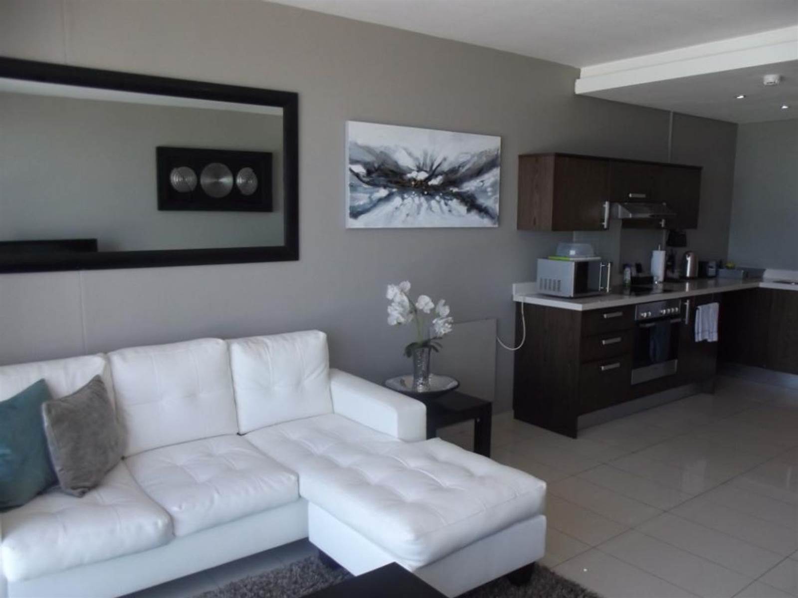 2 Bed Apartment in Bloubergstrand photo number 9