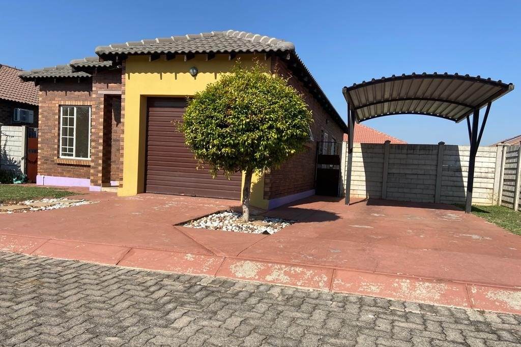 3 Bed Townhouse in Waterkloof East photo number 1
