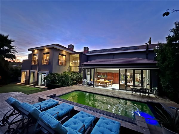 6 Bed House in Woodland Hills