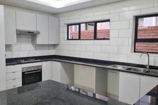 3 Bed Apartment in Bedfordview photo number 3