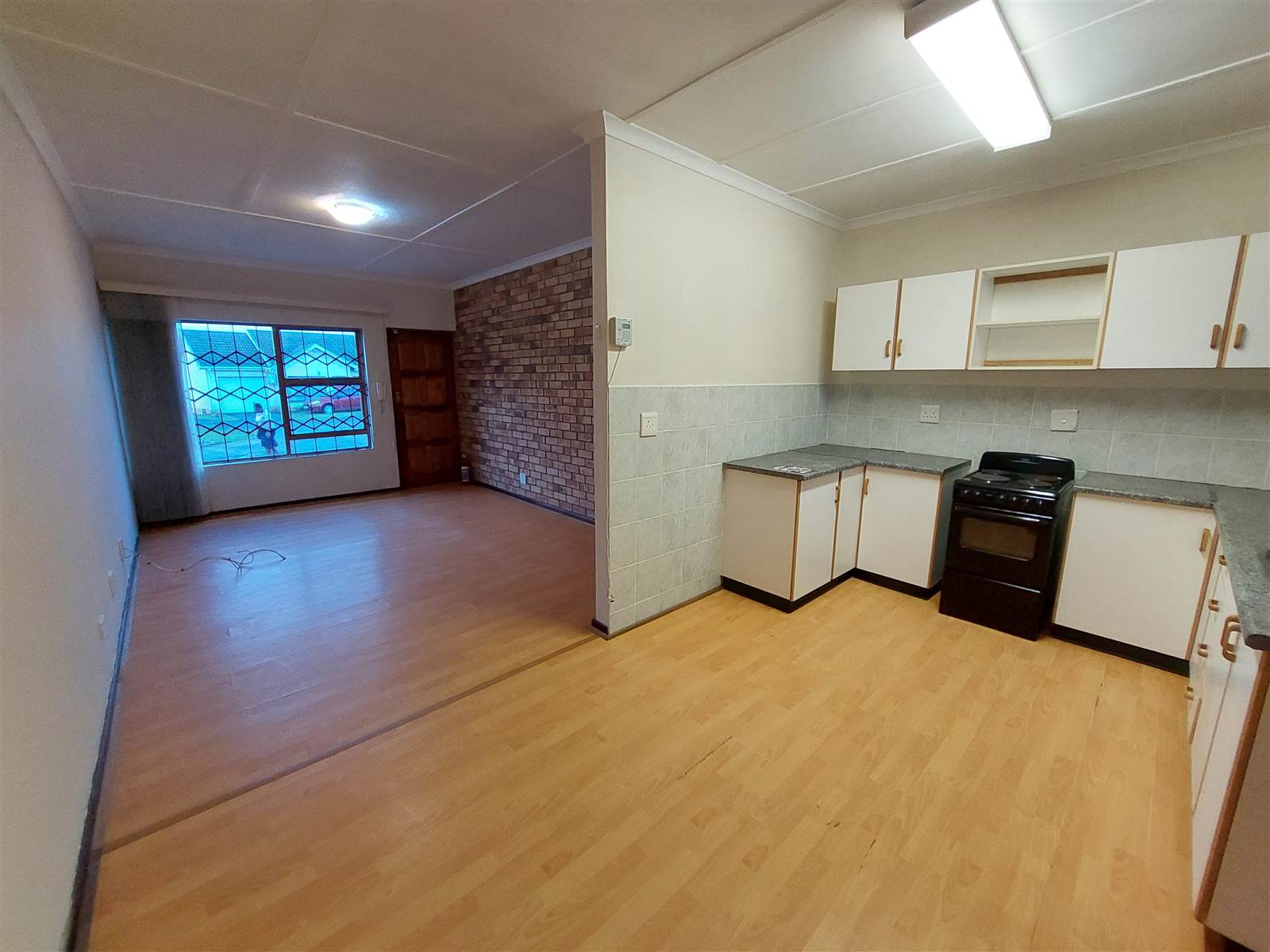 2 Bed Apartment in Cleland photo number 7