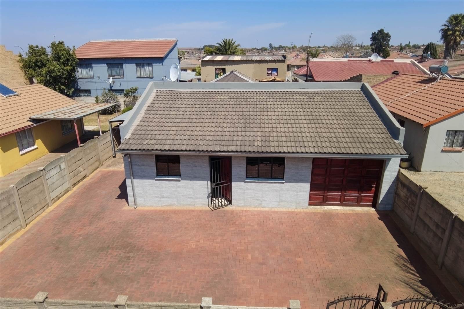 4 Bed House in Lenasia South photo number 2