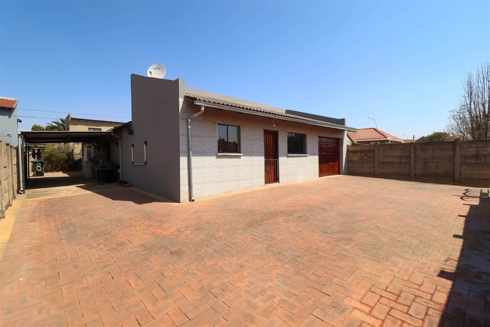 4 Bed House in Lenasia South photo number 5