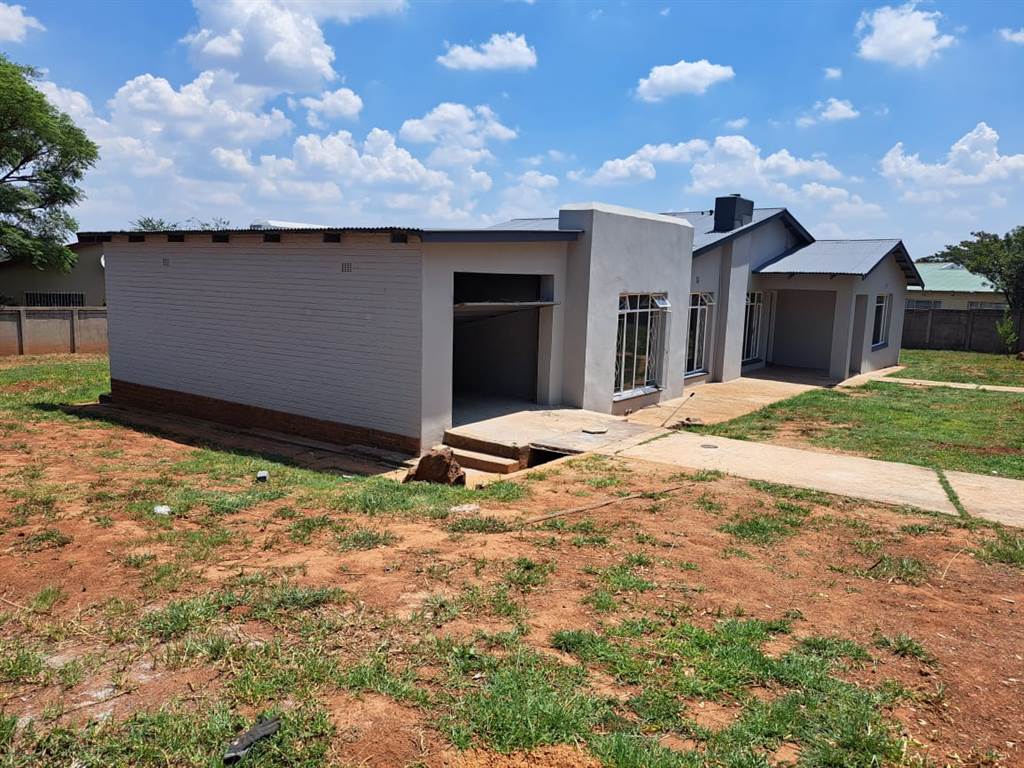 4 Bed House in Rensburg photo number 2