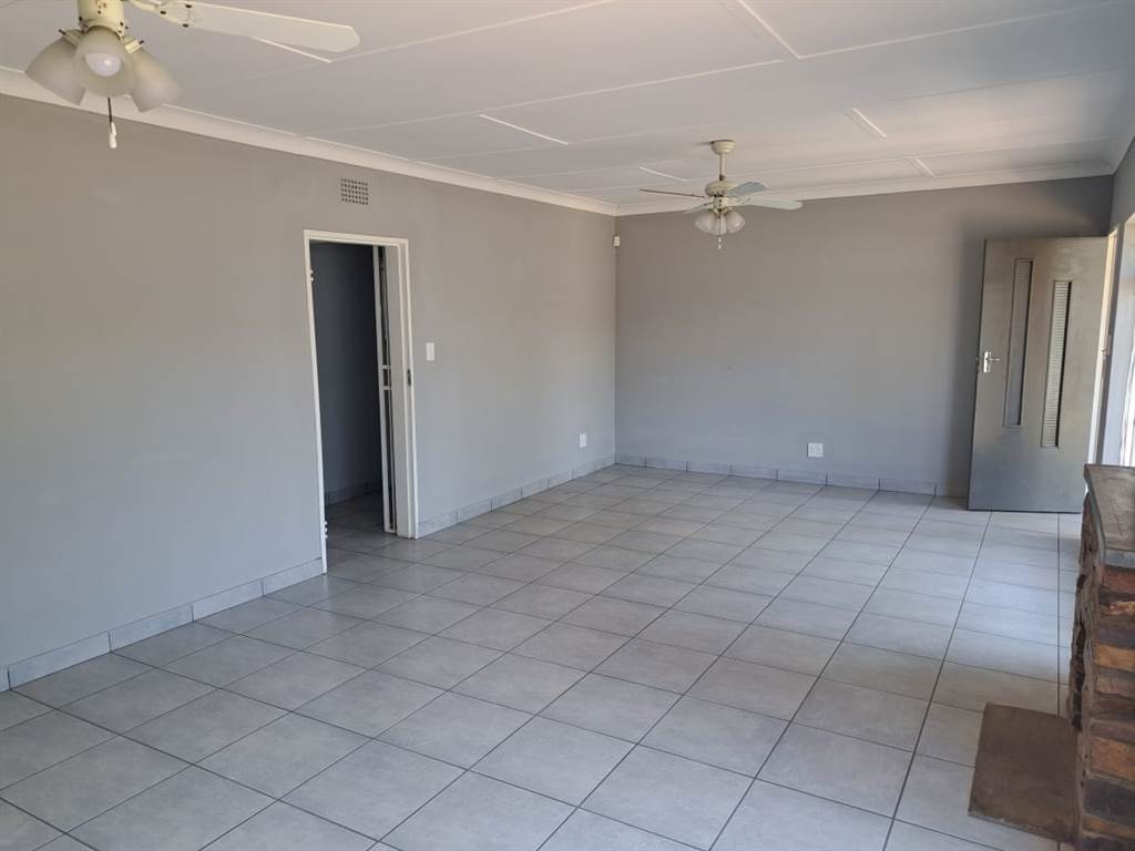 4 Bed House in Rensburg photo number 8