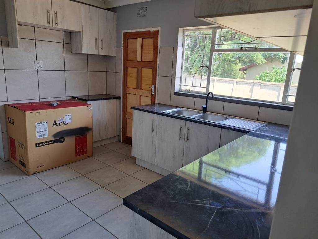 4 Bed House in Rensburg photo number 14