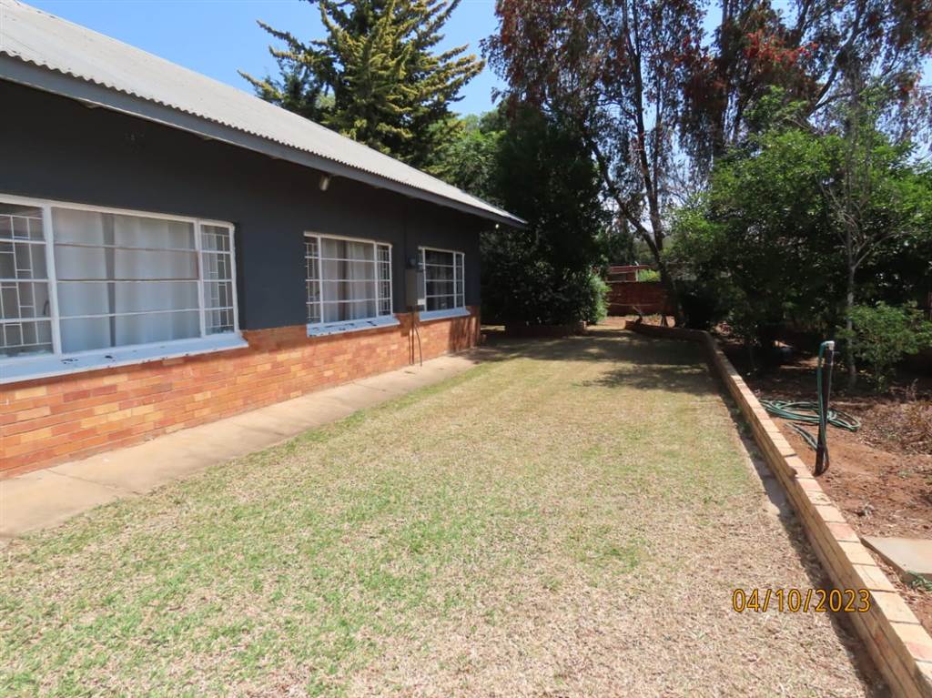 4 Bed House in Jan Kempdorp photo number 18