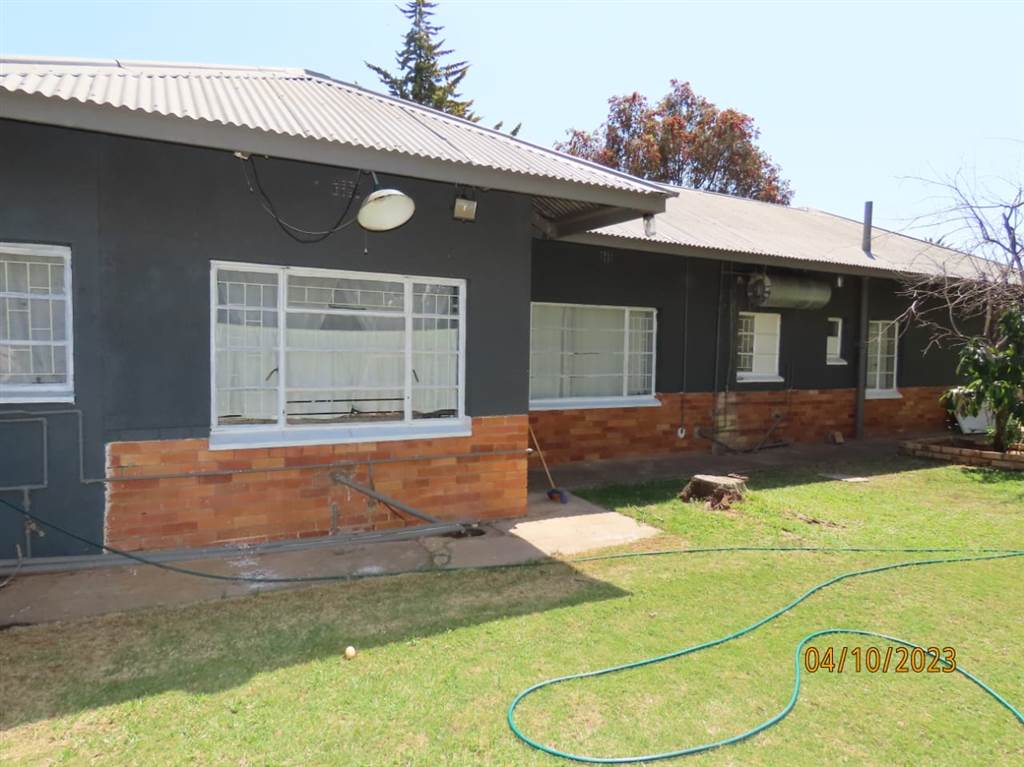 4 Bed House in Jan Kempdorp photo number 2