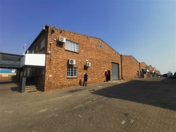 884  m² Industrial space