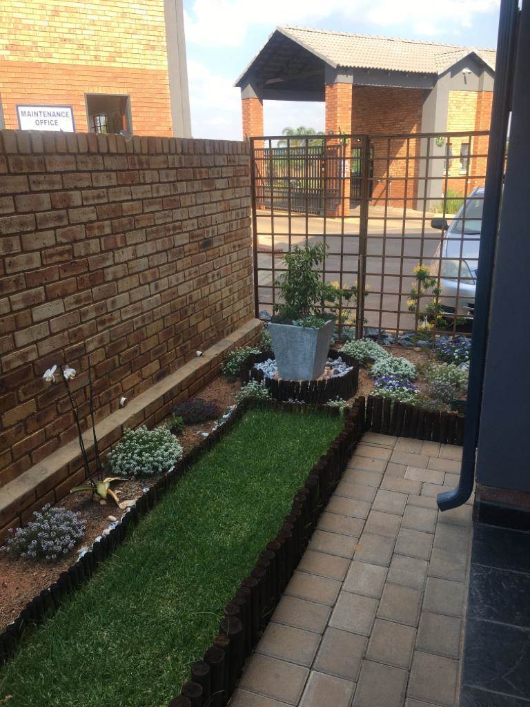 2 Bed Townhouse in Johannesburg Central photo number 18