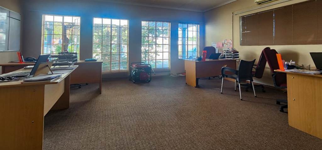 291  m² Office Space in Wilkoppies photo number 11