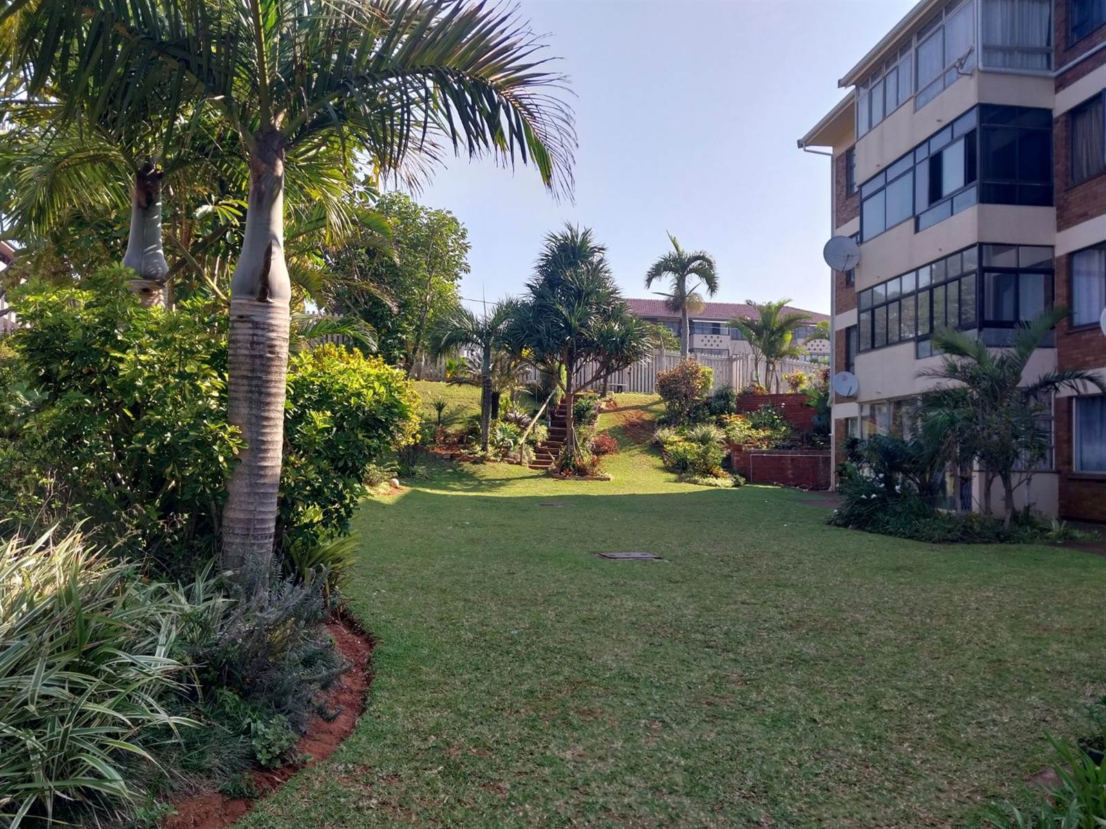 2 Bed Flat in Illovo Beach photo number 1