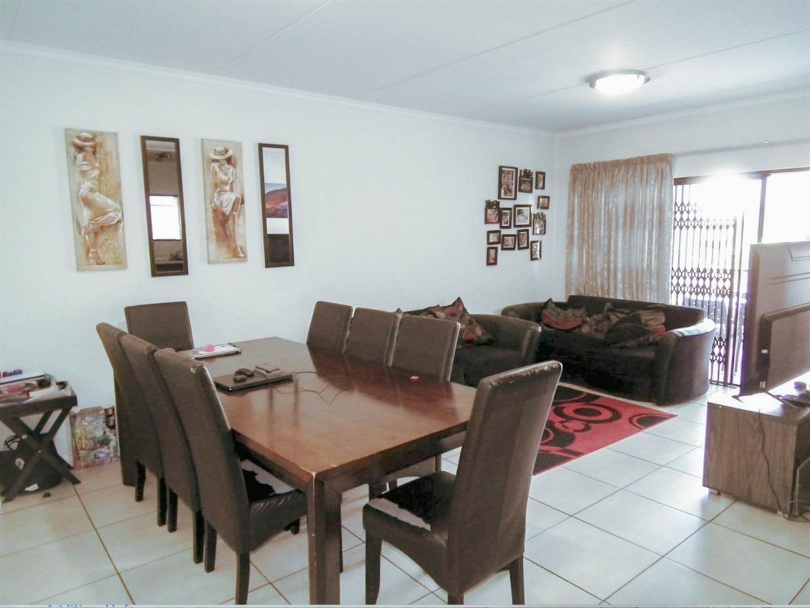 3 Bed Apartment in Olivedale photo number 2
