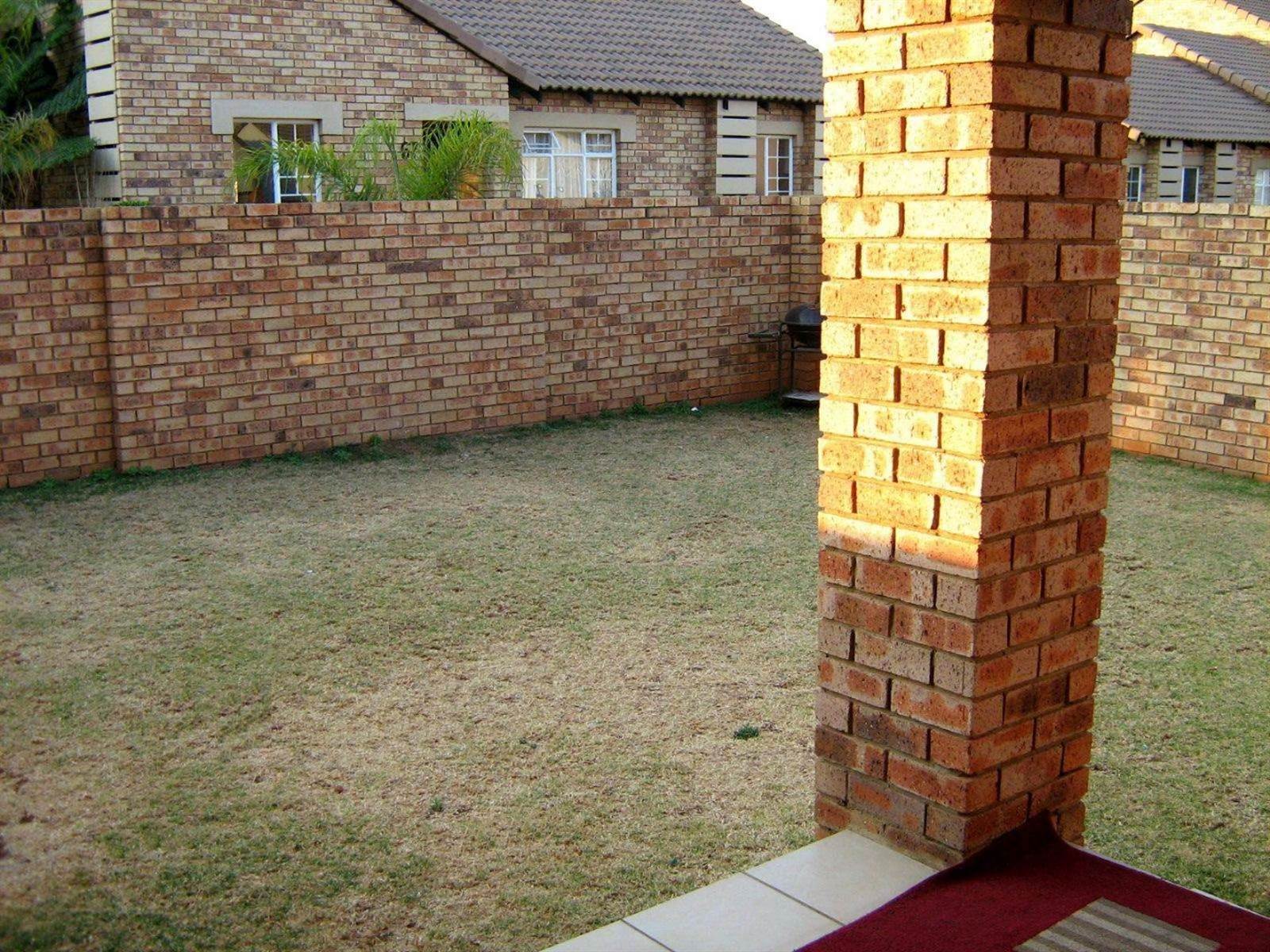 3 Bed Townhouse in Mooikloof Ridge photo number 4