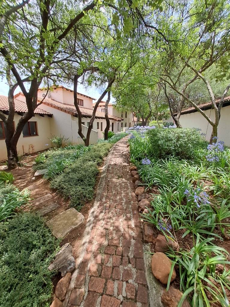 3 Bed Townhouse in Hartbeespoort Dam photo number 27