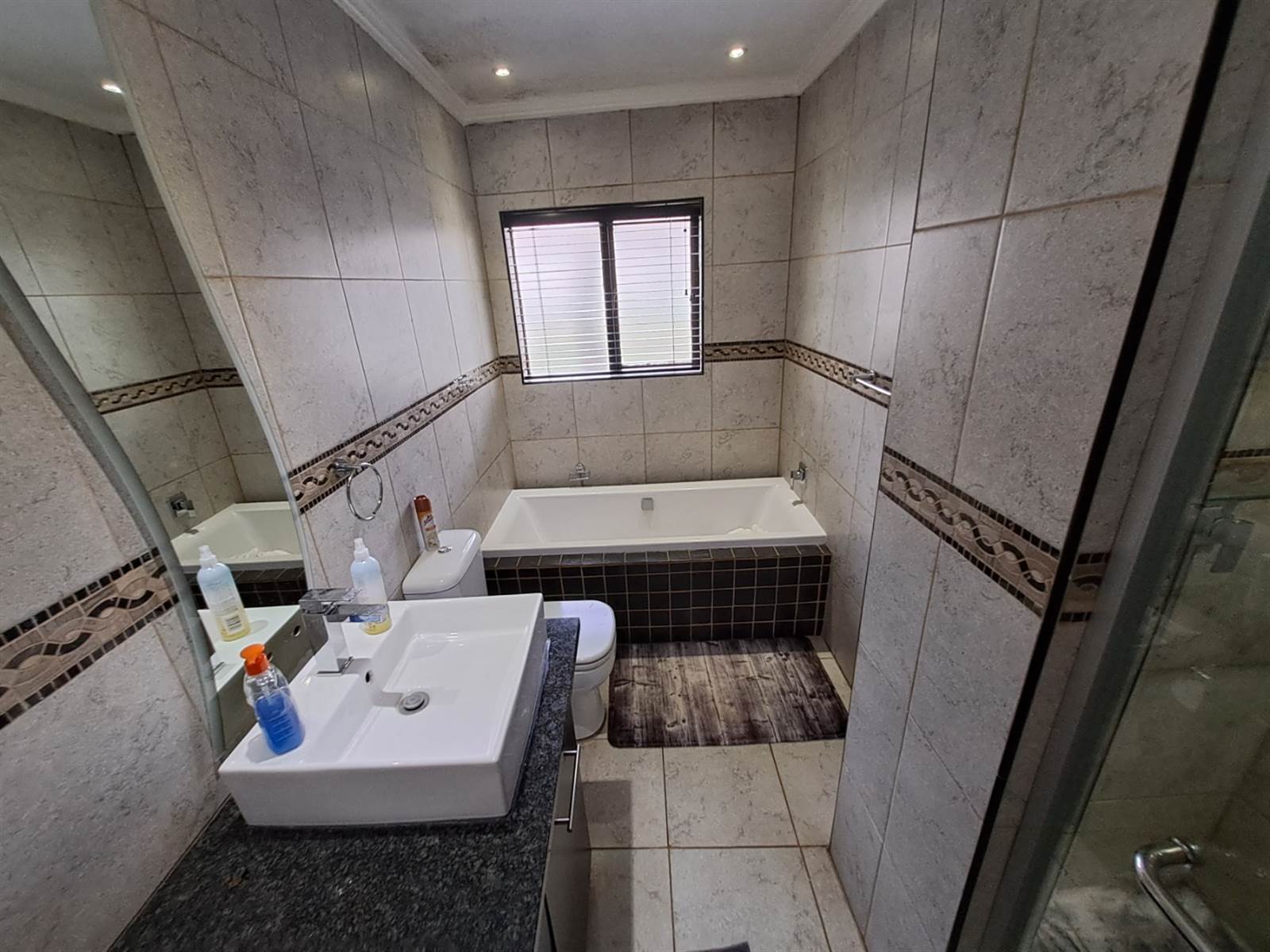 3 Bed Townhouse in Hartbeespoort Dam photo number 20