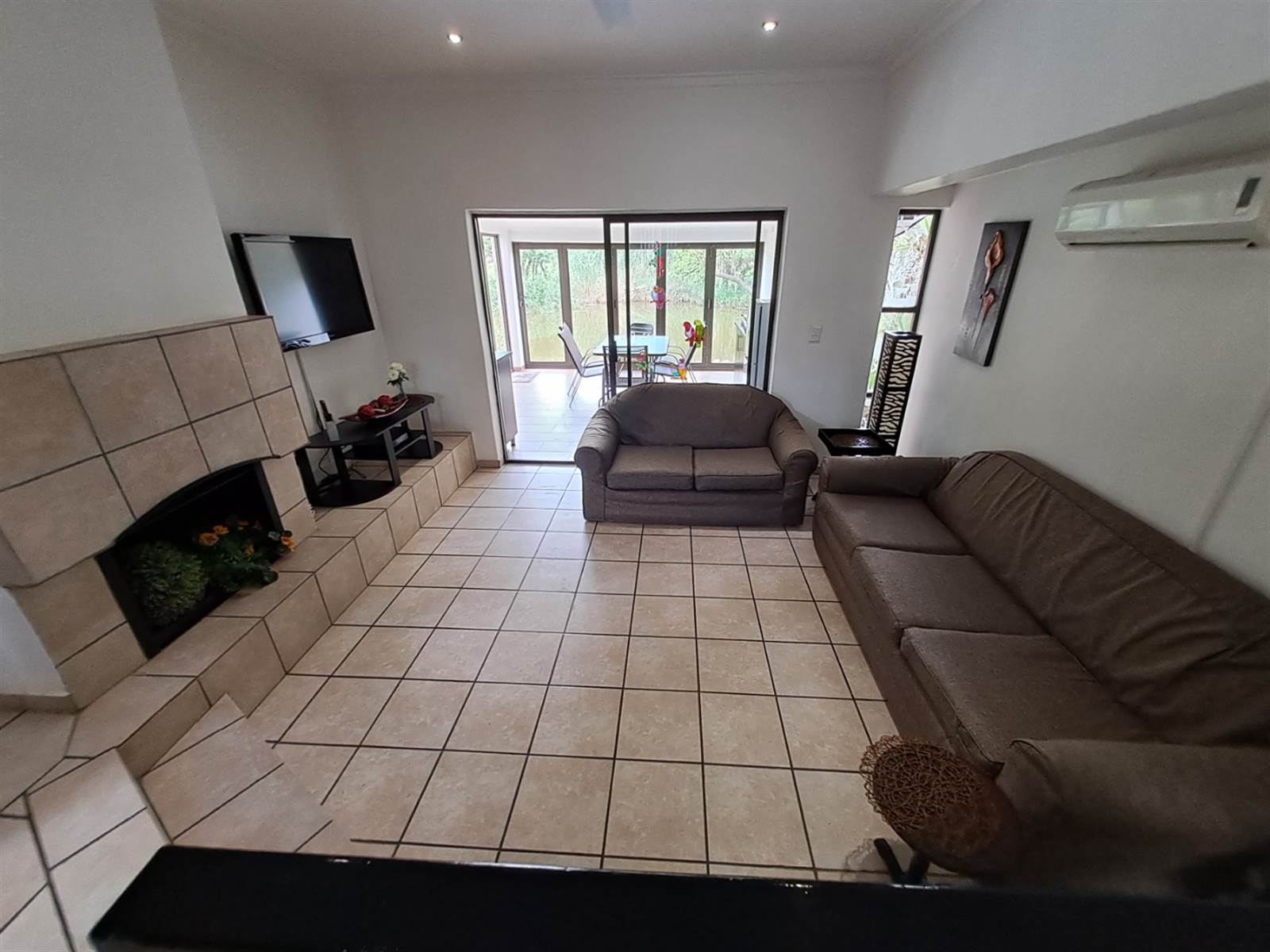 3 Bed Townhouse in Hartbeespoort Dam photo number 8