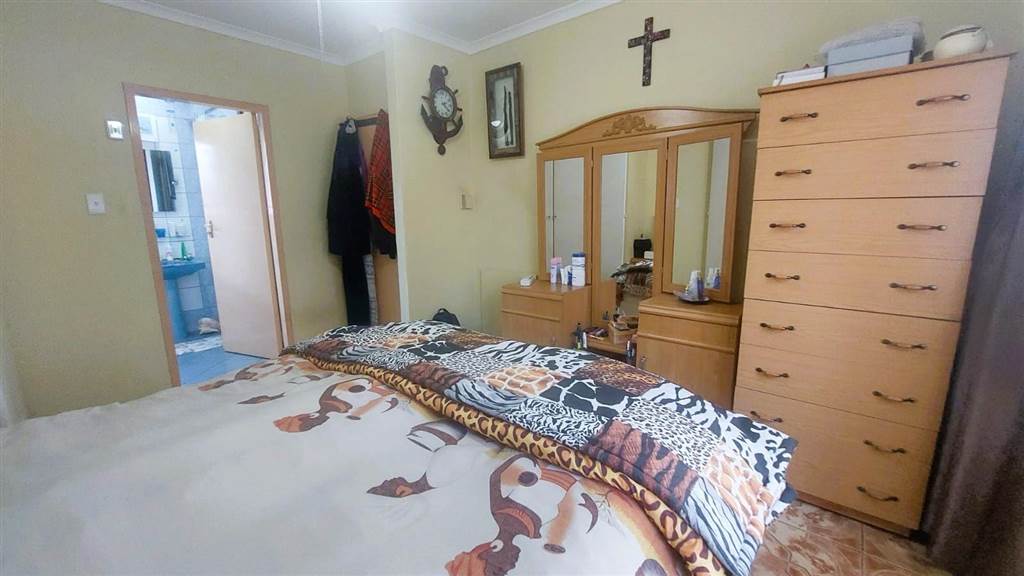 3 Bed House in Garsfontein photo number 9