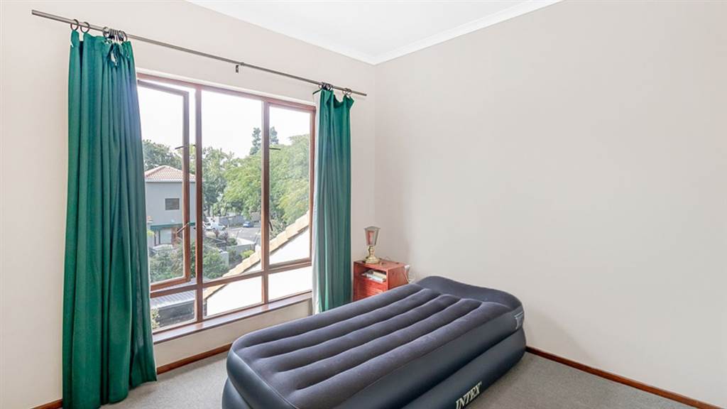 2 Bed Apartment in Craighall Park photo number 12