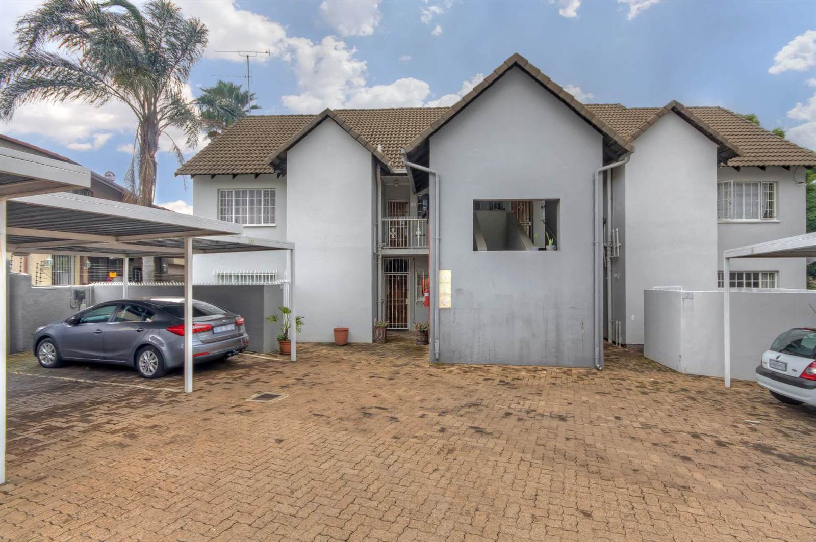 2 Bed Townhouse in Corlett Gardens photo number 5